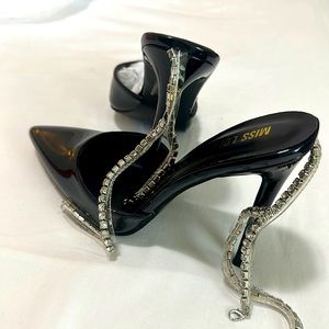 HEIGHT 4.5" TRUE TO SIZE ADJUSTABLE AROUND ANKLE CHAIN LINK CLOSURE ANKLE STRAP